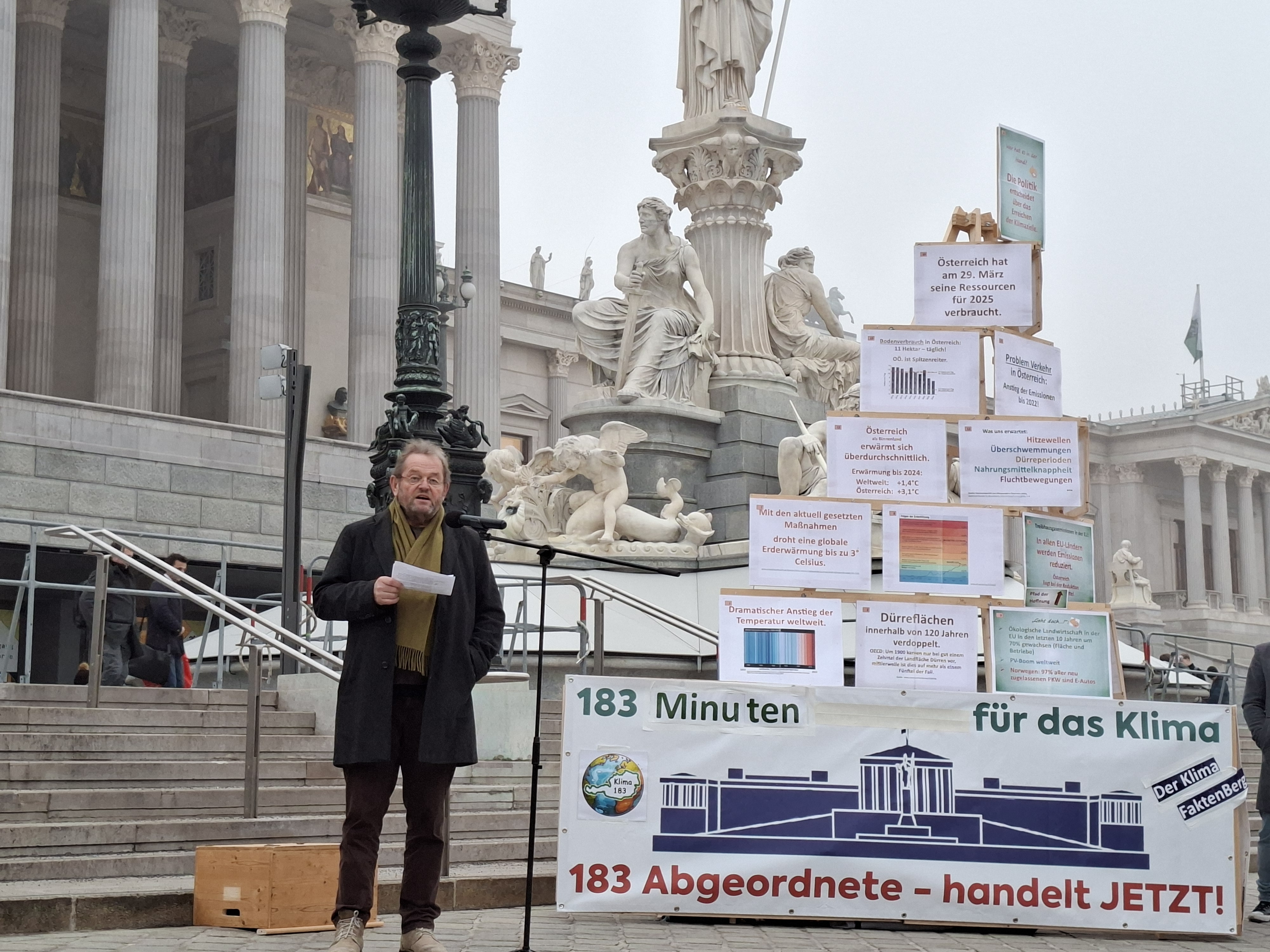 KAÖ-Präsident Ferdinand Kaineder spricht bei einer Kundgebung vor dem Parlament