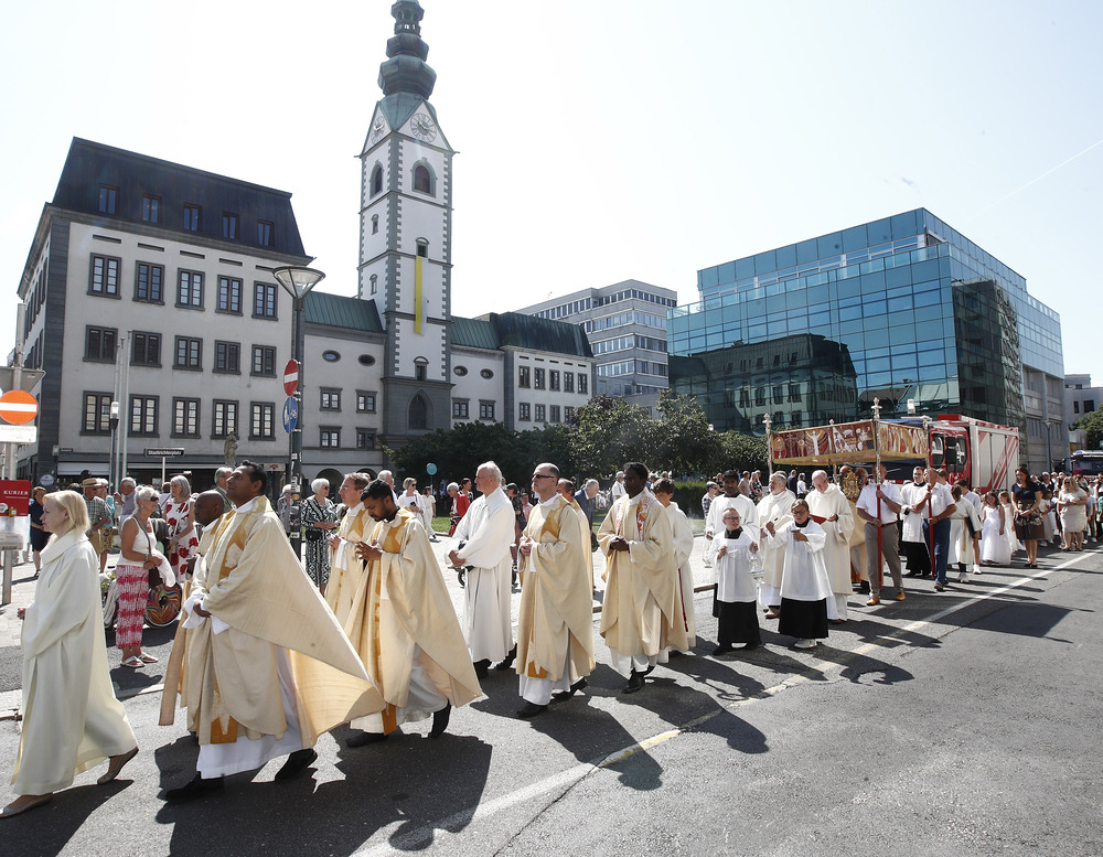 Fronleichnamsprozession in Klagenfurt / GERD EGGENBERGER Marketz: Gott ist dort, wo Menschen leben, arbeiten, leiden