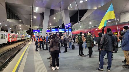 Ukraine-Fahne am Wiener Hauptbahnhof