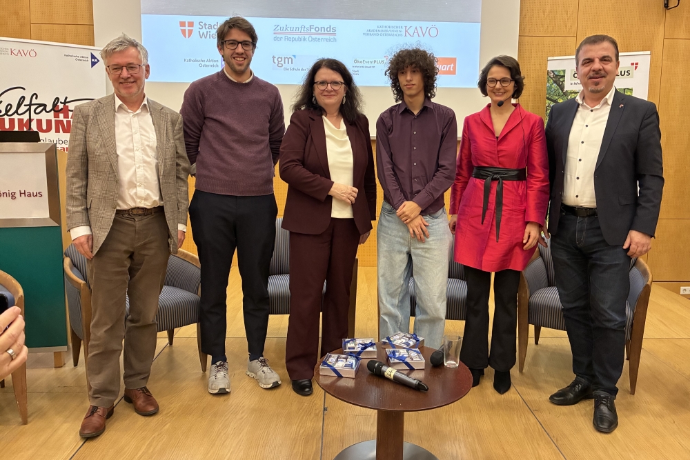 Gruppenbild der Mitwirkenden bei der Podiumsdiskussion bei der Tagung Fokus: Schule